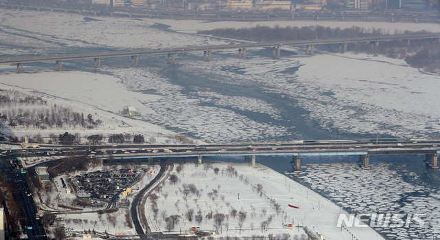 [서울=뉴시스]이영환 기자 = 지난 13일 오전 서울 영등포구 63스퀘어 전망대에서 바라본 마포대교 인근 결빙된 한강 위에 눈이 쌓여 있다. 2021.01.13. 20hwan@newsis.com