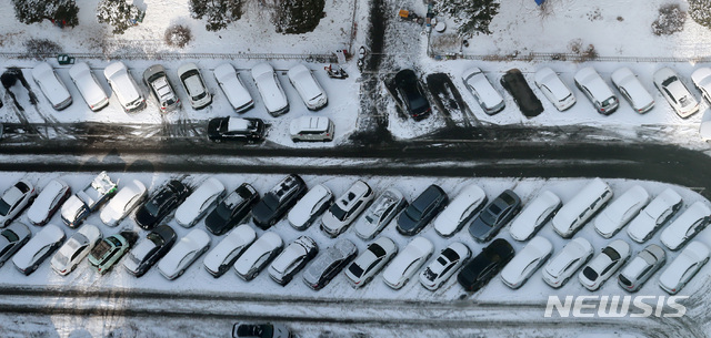 [서울=뉴시스]이영환 기자 = 13일 오전 서울 영등포구 63스퀘어 전망대에서 바라본 원효대교 인근 아파트 단지에 주차장에 전날 내린 눈이 쌓여 있다. 2021.01.13. 20hwan@newsis.com