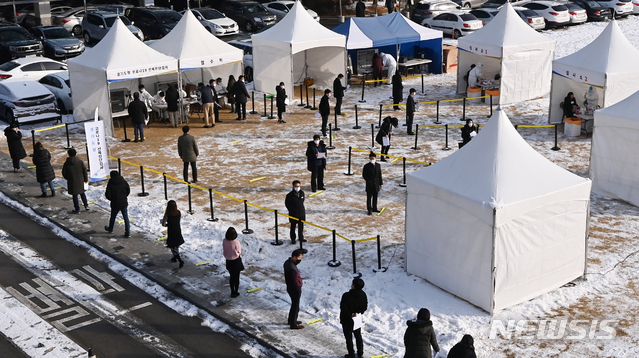 [수원=뉴시스] 김종택기자 = 13일 오전 경기도 수원시 팔달구 경기도청에 마련된 임시선별검사소에서 도청 직원들이 신종 코로나바이러스 감염증(코로나19) 선제검사를 받기위해 줄 서 대기하고 있다. 경기도는 코로나19 무증상 감염자로 인한 지역감염을 막기위해 도청과 공공기관 전 직원 1만2천여명을 대상으로 오는 19일까지 선제적으로 전수검사를 실시한다. 2021.01.13. jtk@newsis.com