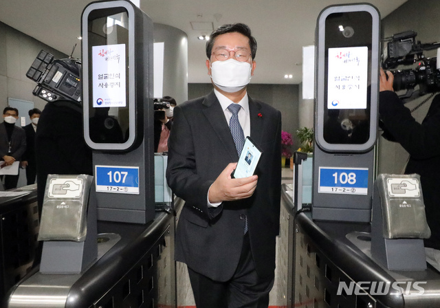 [세종=뉴시스]전해철 행정안전부 장관이 지난 1월13일 오전 정부세종2청사에서 모바일 공무원증으로 게이트를 통과하고 있다. (사진=뉴시스 DB) 2021.12.07. photo@newsis.com