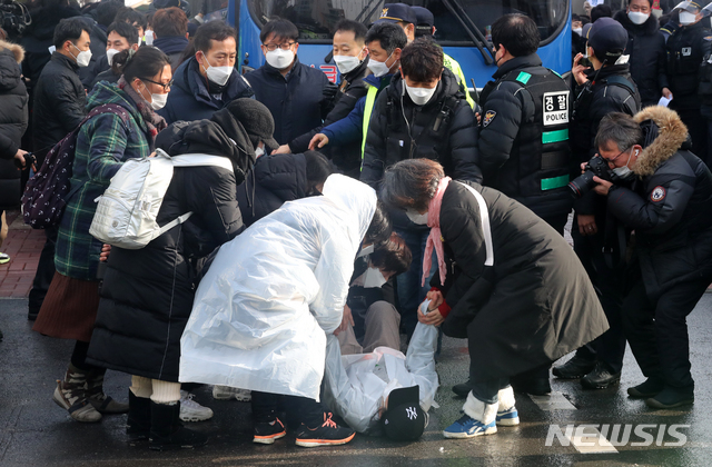 [서울=뉴시스]배훈식 기자 = 학대 받아 숨진 것으로 알려진 정인이 양부모에 대한 첫 재판이 열린 13일 오전 서울 양천구 서울남부지방검찰청에서 시민들이 호송차량의 앞을 막으며 사형을 외치고 있다. 2021.01.13. dahora83@newsis.com