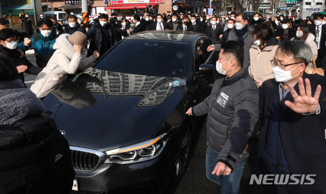 [서울=뉴시스]배훈식 기자 = 학대 받아 숨진 것으로 알려진 정인이 양부모에 대한 첫 재판이 열린 13일 오전 서울 양천구 서울남부지법에서 양부 안모씨가 탄 차량이 나오자 시민들이 거세게 항의하고 있다.(공동취재사진) 2021.01.13. photo@newsis.com
