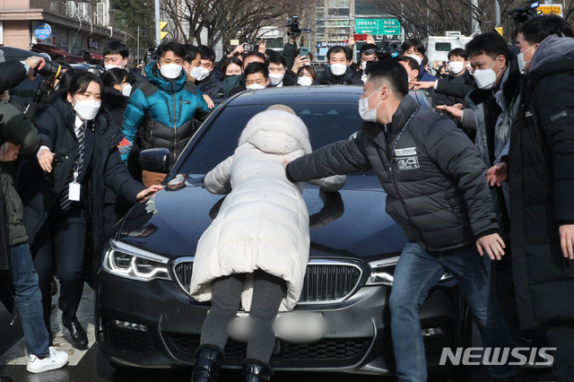 [서울=뉴시스]배훈식 기자 = 학대 받아 숨진 것으로 알려진 정인이 입양모와 입양부에 대한 첫 재판이 열린 13일 오전 서울 양천구 서울남부지법에서 입양부 A씨가 탄 차량이 나오자 시민들이 이동을 막으며 거세게 항의하고 있다.(공동취재사진) 2021.01.13. photo@newsis.com