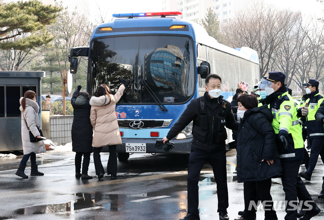 [서울=뉴시스]배훈식 기자 = 학대 받아 숨진 것으로 알려진 정인이 양부모에 대한 첫 재판이 열린 13일 오전 서울 양천구 서울남부지방검찰청에서 시민들이 호송차량을 막아서며 항의하고 있다.(공동취재사진) 2021.01.13. photo@newsis.com