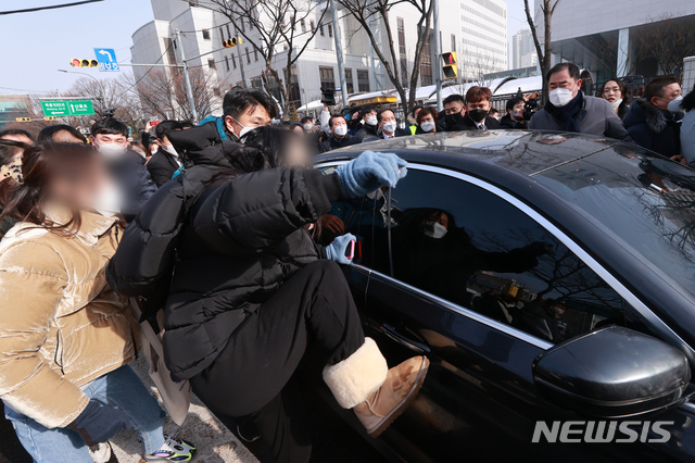 [서울=뉴시스]박주성 기자 = 생후 16개월 '정인이'를 학대해 숨지게 한 양부모에 대한 첫 공판이 열리는 지난 13일 오전 서울 양천구 서울남부지법에서 공판을 마친 양부 A씨가 탄 차량이 나오자 시민들이 분노를 표출하고 있다. (공동취재사진). 2021.01.13. photo@newsis.com