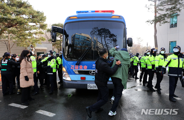 [서울=뉴시스]배훈식 기자 = 정인이 양부모에 대한 첫 재판이 열린 지난 13일 오전 서울 양천구 서울남부지방검찰청에서 시민들이 호송차량을 막아서며 항의하고 있다.(공동취재사진) 2021.01.13. photo@newsis.com