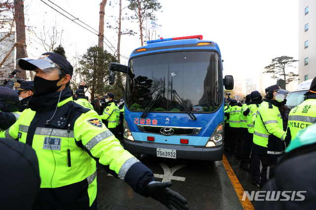 [서울=뉴시스]배훈식 기자 = 학대 받아 숨진 것으로 알려진 정인이 양부모에 대한 첫 재판이 열린 13일 오전 서울 양천구 서울남부지방검찰청에서 양모 장씨가 탄 것으로 추정되는 호송차량이 나오고 있다.(공동취재사진) 2021.01.13. photo@newsis.com