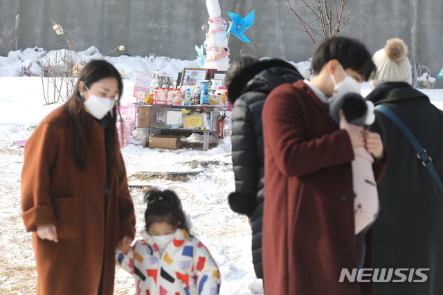 [양평=뉴시스]이윤청 기자 = '정인이' 양부모에 대한 첫 재판이 열린 지난 1월13일 경기도 양평군 서종면 하이패밀리 안데르센 공원묘원에 정인이를 추모하는 발걸음이 이어지고 있다. 2021.01.13. radiohead@newsis.com