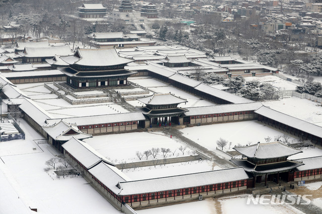 [서울=뉴시스]홍효식 기자 = 수도권 지역에 폭설이 내린 뒤인 13일 서울 경복궁 내가 눈에 덮여 있다. 2021.01.13. yesphoto@newsis.com