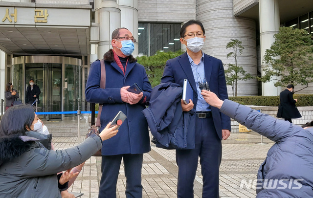 [서울=뉴시스]이창환 기자 = 지난달 13일 오후 서울 서초구 서울중앙지방법원 앞에서 선고공판을 마친 박준영(오른쪽) 변호사와 황상만 전 군산경찰서 형사가 기자회견을 하는 모습. 2021.01.13. leech@newsis.com