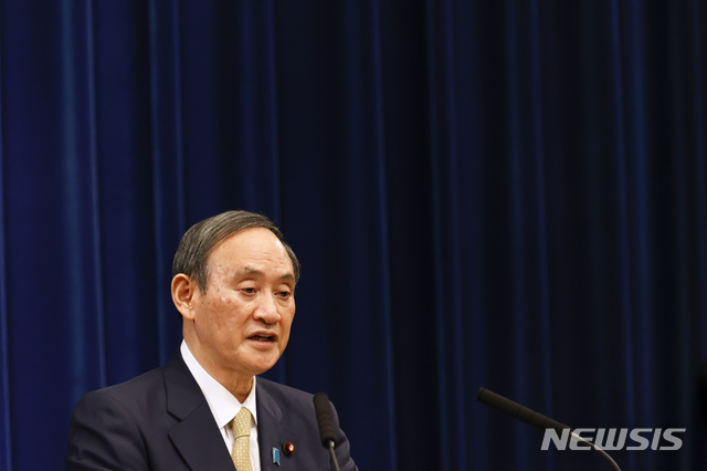 [도쿄=AP/뉴시스]스가 요시히데 일본 총리가 13일 도쿄 총리 관저에서 기자회견을 하고 있다. 스가 총리는 코로나19 확산을 막기 위해 도쿄 등 수도권 4개 지자체에 이어 오사카와 교토 등 7개 지역에도 긴급사태를 발령했다. 2021.01.13.