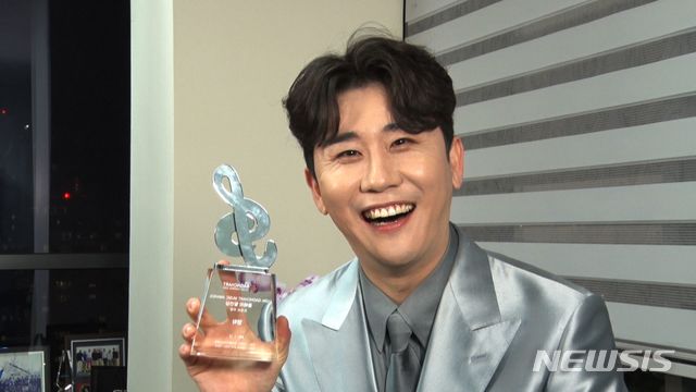 [서울=뉴시스]조수정 기자 = 가수 영탁이 13일 열린 제10회 가온차트 뮤직어워즈에서 올해의 발견상을 수상했다. (사진=가온차트뮤직어워즈 제공) 2021.01.13. photo@newsis.com