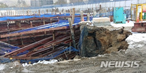 [수원=뉴시스] 지난 13일 오후 12시 48분께 경기 안산시 상록구 사동의 한 상가 공사현장에서 흙막이 지지대가 무너지는 사고가 발생했다. 이 충격으로 인근 지반이 침하되고, 도로에 균열이 발생했다.