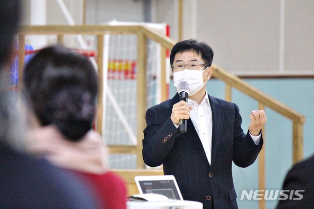 [대구=뉴시스]이지연 기자 = 대구산업선 전략환경영향평가 주민설명회가 14일 오전 대구 성서산업단지 다목적체육관에서 열리고 있다. 국토교통부 철도건설과 관계자가 주민 질의에 답하고 있다. 2020.01.14. ljy@newsis.com