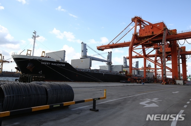 [서울=뉴시스] 포항제철소 제 3부두에서 철강제품을 선적하고 있는 모습(자료사진). (사진=포스코 제공)