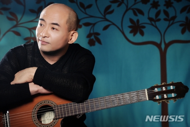 [서울=뉴시스] 싱어송라이터 조덕배. (사진=뉴시스 DB)