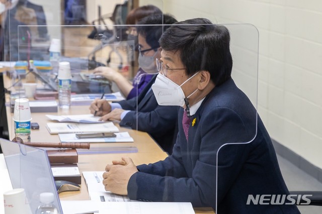 [서울=뉴시스]전국시·도교육감협의회(교육감협)가 14일 세종시교육청에서 비대면 방식으로 총회를 열고 중대재해기업처벌법(중대재해법) 처벌 대상에서 학교장을 제외해야 한다는 결의문을 공식 채택했다. 최교진 교육감협 회장(세종시교육감)이 회의에 참석하고 있다. (사진=전국시·도교육감협의회 제공). 2021.01.14.photo@newsis.com