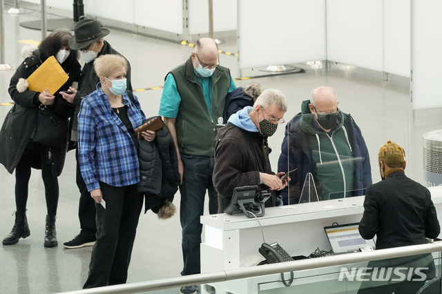 [뉴욕=AP/뉴시스] 13일(현지시간) 미국 뉴욕에 있는 제이컵 K. 재비츠 컨벤션 센터에서 고령 시민들이 신종 코로나바이러스 감염증(코로나19) 백신 접종을 신청하려고 줄을 선 모습. 2021.01.18. 