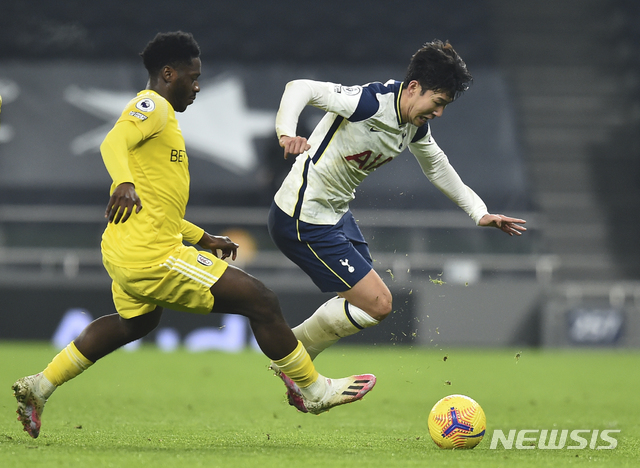 [런던=AP/뉴시스] 손흥민이 풀럼을 상대로 돌파를 시도하고 있다. 2021.01.13.