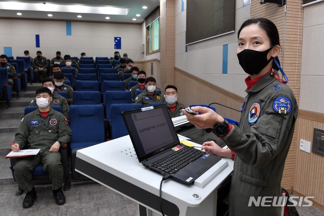 [서울=뉴시스]공군은 14일 제29전술개발훈련비행전대에서 '전술무기교관과정(FWIC : Fighter Weapons Instructor Course)' 수료식을 개최한다. 사진은 이번 수료식에서 전술 및 무기체계에 정통한 전문 교관을 양성하는 최상위 교육과정인 '전술무기교관과정'을 수료한 공군 39정찰비행단 159전투정찰비행대대 소속 김선옥 소령(진)이 비행훈련에 앞서 비행임무 브리핑을 하는 모습. 김 소령은 여군 최초로 '전술무기교관' 자격을 획득했다. (사진=공군 제공) 2021.01.14. photo@newsis.com