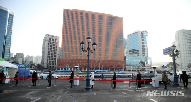 [서울=뉴시스]김선웅 기자 = 524명의 신규 코로나19 확진자가 발생한 14일 오전 서울역 광장에 설치된 중구 임시 선별검사소에서 시민들이 검사를 받기 위해 줄을 서고 있다. 2021.01.14. mangusta@newsis.com