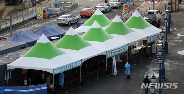 [서울=뉴시스]김선웅 기자 = 524명의 신규 코로나19 확진자가 발생한 14일 오전 서울역 광장에 설치된 중구 임시 선별검사소가 한산한 모습이다. 2021.01.14. mangusta@newsis.com