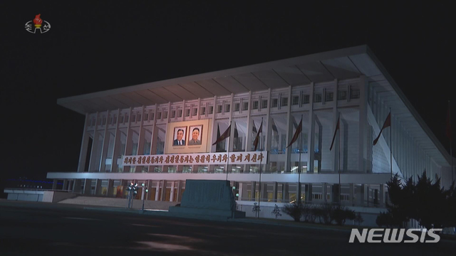 [서울=뉴시스]북한 조선중앙TV는 김정은 국무위원장이 13일 평양체육관에서 열린 조선노동당 제8차 대회 경축 대공연을 관람했다고 14일 보도했다. (사진=조선중앙TV 캡쳐) 2021.01.14. photo@newsis.com