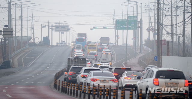 [전주=뉴시스] 김얼 기자 = 전북지역의 미세먼지와 초미세먼지, 황사가 나쁨 수준을 보이는 14일 전북 전주시 덕진구 과학로가 뿌옇게 흐려져 있다. 2021.01.14. pmkeul@newsis.com