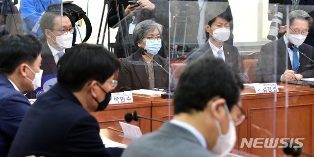 [서울=뉴시스]전진환 기자 = 14일 오전 국회에서 열린 더불어민주당 국난극복 K-뉴딜위원회 국난극복본부 점검회의에 정은경 질병관리청장과 김강립 식품의약품안전 처장 등 참석자들이 이낙연 대표의 발언을 경청하고 있다. (공동취재사진) 2021.01.14. photo@newsis.com