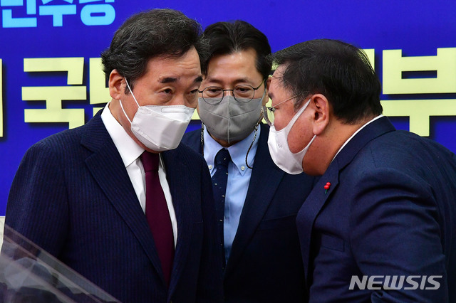 [서울=뉴시스]전진환 기자 = 이낙연 더불어민주당 대표가 14일 오전 국회에서 열린 국난극복 K-뉴딜위원회 국난극복본부 점검회의에 참석하며 김태년 원내대표, 홍익표 정책위의장과 대화를 하고 있다. (공동취재사진) 2021.01.14. photo@newsis.com