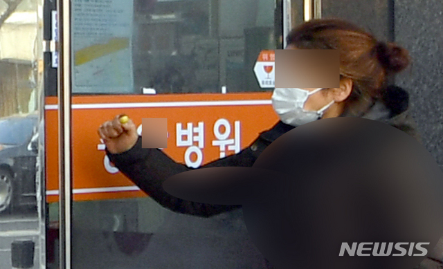 [광주=뉴시스] 류형근 기자 = 14일 오전 광주 서구 화정동 한 중형병원에서 의료진과 환자 등 신종 코로나바이러스 감염증(코로나19) 확진자가 집단발생해 병원 출입이 통제되고 있다. 2021.01.14.hgryu77@newsis.com