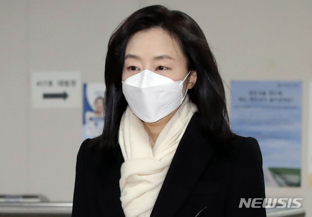 [서울=뉴시스] 세월호 특별조사위원회(특조위) 활동을 방해한 혐의로 재판에 넘겨진 조윤선 전 청와대 정무수석이 파기환송심에서 징역형 집행유예를 선고받았다. 사진은 조 전 수석이 지난 2021년 1월14일 서울 서초구 서울고등법원에서 열린 '문화계 블랙리스트' 파기환송심 1차 공판에 출석하는 모습.(사진=뉴시스DB) 2021.01.14. photo@newsis.com