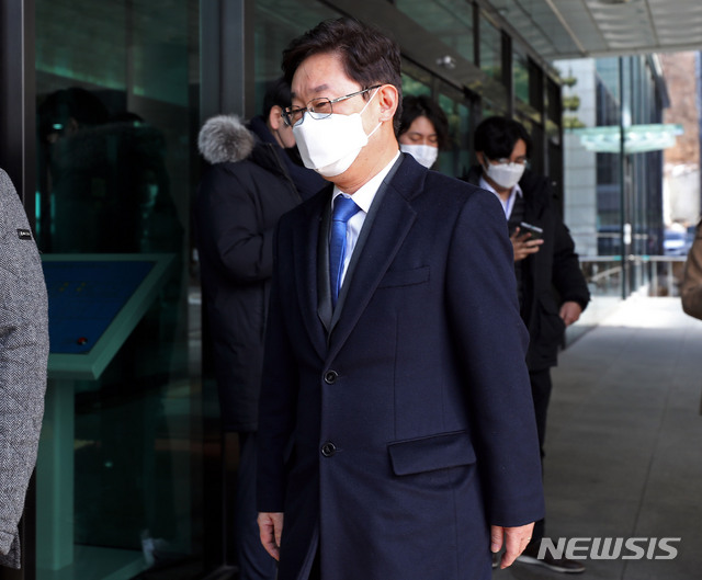 [서울=뉴시스]박미소 기자 = 박범계 법무부 장관 후보자가 14일 오전 서울 서초구 서울고등검찰청에 마련된 인사청문회 준비 사무실로 출근하고 있다. 2021.01.14. misocamera@newsis.com