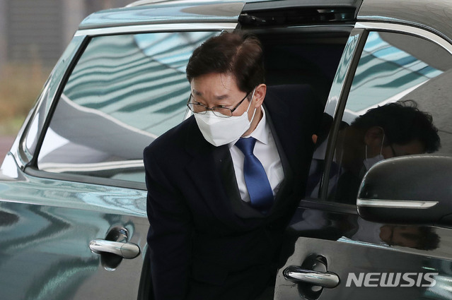 [서울=뉴시스]박미소 기자 = 박범계 법무부 장관 후보자가 14일 오전 서울 서초구 서울고등검찰청에 마련된 인사청문회 준비 사무실로 출근하고 있다. 2021.01.14. misocamera@newsis.com