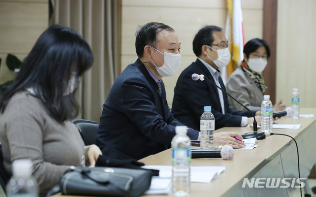 [서울=뉴시스]박미소 기자 = 이창준(왼쪽 두번째) 보건의료정책관이 지난 1월14일 오전 서울 중구 한국건강증진개발원 대회의실에서 열린 '보건의료발전협의체 3차 실무회의'에서 모두발언을 하고 있다. (사진=뉴시스 DB) 2021.01.14. misocamera@newsis.com