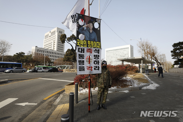 [서울=뉴시스]고승민 기자 = 대법원 3부(주심 노태악 대법관)가 특정범죄 가중처벌 등에 관한 법률 위반(뇌물) 등 혐의로 기소된 박근혜 전 대통령의 상고심에서 징역 20년 원심을 확정한 14일 서울 서초역 인근 도로에서 지지자들이 농성을 하고 있다. 2021.01.14. kkssmm99@newsis.com