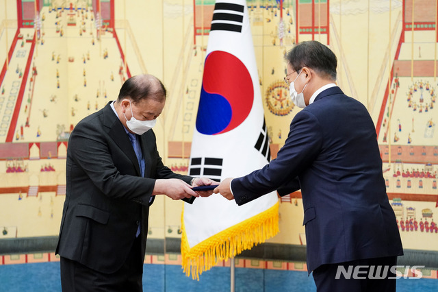 [서울=뉴시스]박영태 기자 = 문재인 대통령이 14일 오전 청와대 본관에서 강창일 주일대사에게 신임장을 수여하고 있다. 2021.01.14. since1999@newsis.com