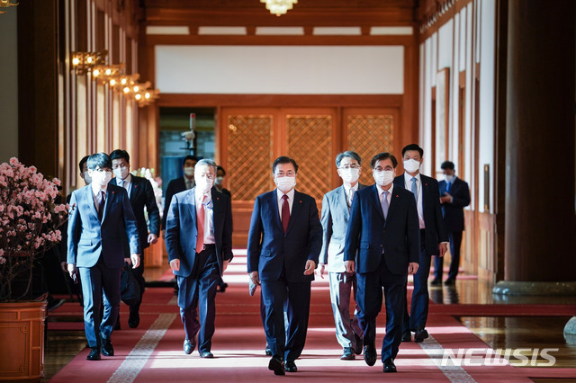 [서울=뉴시스]박영태 기자 = 문재인 대통령이 14일 오전 청와대 본관에서 열린 신임대사 신임장 수여식에 참석하고 있다. 2021.01.14. since1999@newsis.com