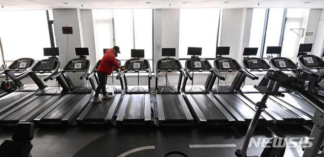 [용인=뉴시스] 김종택기자 = 14일 오후 경기도 용인시 수지구 한 휘트니스센터에서 관계자가 운동기구를 소독하며 영업준비를 하고 있다. 정부는 사회적 거리두기 수도권 2.5단계, 비수도권 2단계 조치 종료를 앞두고 헬스장 등 실내체육시설 집합금지를 완화하되 5인 이상 사적모임 금지 조치는 유지할 가능성이 높다고 밝혔다. 2021.01.14.jtk@newsis.com