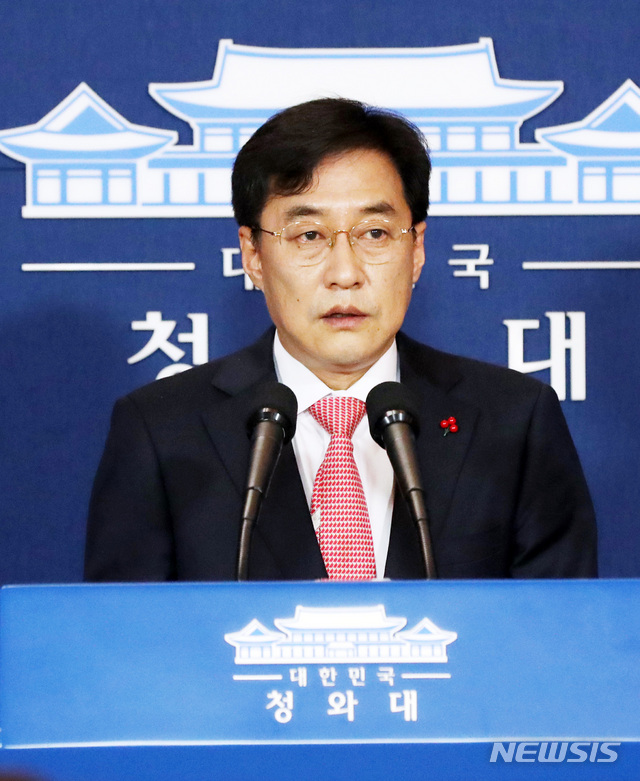 [서울=뉴시스]박영태 기자 = 강민석 청와대 대변인이 14일 청와대 춘추관에서 박근혜 전 대통령의 사법부 판결과 관련한 브리핑을 하고 있다. 2021.01.14. since1999@newsis.com