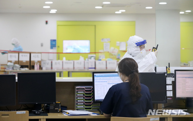 [서울=뉴시스]박미소 기자 = 의료진들이 14일 오후 서울 광진구 국립정신건강센터의 신종 코로나바이러스 감염증(코로나19) 확진자 전용 음압 병동에서 업무를 보고 있다.2021.01.14. misocamera@newsis.com