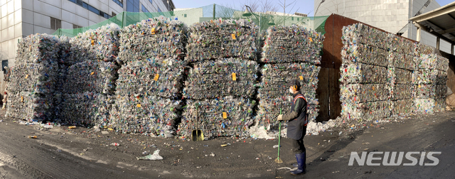 [서울=뉴시스]이윤청 기자 = 사회적 거리두기 2.5단계 지속으로 플라스틱 사용량이 증가하고 있는 14일 서울 송파구 자원순환공원에 재활용될 플라스틱이 쌓여 있다. 2021.01.14. radiohead@newsis.com