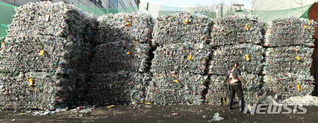 [서울=뉴시스] 서울 송파구 자원순환공원에 재활용될 플라스틱이 쌓여 있다. (사진= 뉴시스 DB) photo@newsis.com