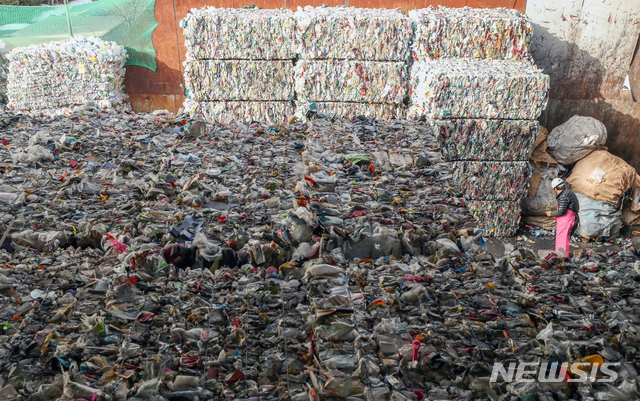 [서울=뉴시스]이윤청 기자 = 14일 서울 송파구 자원순환공원에 재활용될 플라스틱이 쌓여 있다. 2021.01.14. radiohead@newsis.com