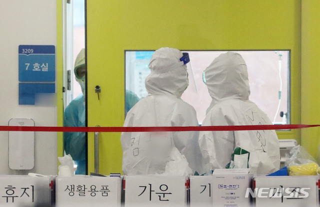 [서울=뉴시스]박미소 기자 = 의료진들이 14일 오후 서울 광진구 국립정신건강센터의 신종 코로나바이러스 감염증(코로나19) 확진자 전용 음압 병동에서 업무를 보고 있다.2021.01.14. misocamera@newsis.com