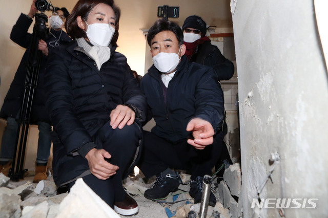 [서울=뉴시스]국회사진기자단 = 서울시장 보궐선거 출마를 선언한 나경원 전 국민의힘 의원이 14일 재건축을 추진 중인 서울 금천구 남서울럭키아파트를 방문해 지역 주민의 고충을 듣고 있다. 2021.01.14. photo@newsis.com