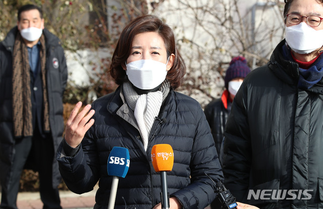 [서울=뉴시스]국회사진기자단 = 서울시장 보궐선거 출마를 선언한 나경원 전 국민의힘 의원이 14일 재건축을 추진 중인 서울 금천구 남서울럭키아파트를 방문해 인터뷰를 하고 있다. 2021.01.14. photo@newsis.com