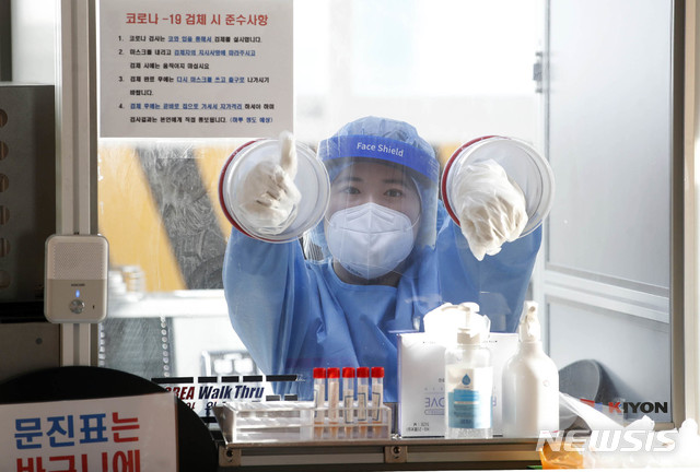 [광주=뉴시스] 변재훈 기자 = 지난 14일 오후 광주 북구 용봉동 신종 코로나바이러스 감염증(코로나19) 선별진료소에서 한 검체 채취 의료진이 잠시 쉬는 사이 엄지를 들어올리고 있다. (사진=광주 북구 제공) 2021.01.14. photo@newsis.com