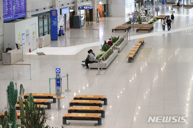 [인천공항=뉴시스]박민석 기자 = 신종 코로나바이러스 감염증(코로나19) 해외 유입 확진자가 28명으로 집계된 14일 오후 인천국제공항 제1터미널 입국장이 한산한 모습을 보이고 있다. 2021.01.14. mspark@newsis.com