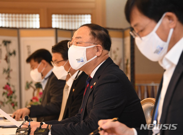 [세종=뉴시스] 홍남기 부총리 겸 기획재정부 장관이 1월 15일 서울 광화문 정부서울청사에서 열린 '제13차 부동산시장 점검 관계장관회의'를 주재, 모두발언을 하고 있다.(사진=기획재정부)